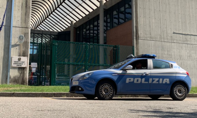 Disturbano i bagnanti in spiaggia a Omegna: gruppo di minori fermato e controllato