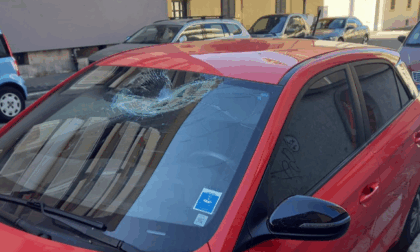 Raid vandalico in via Custodi: danneggiate le auto in sosta
