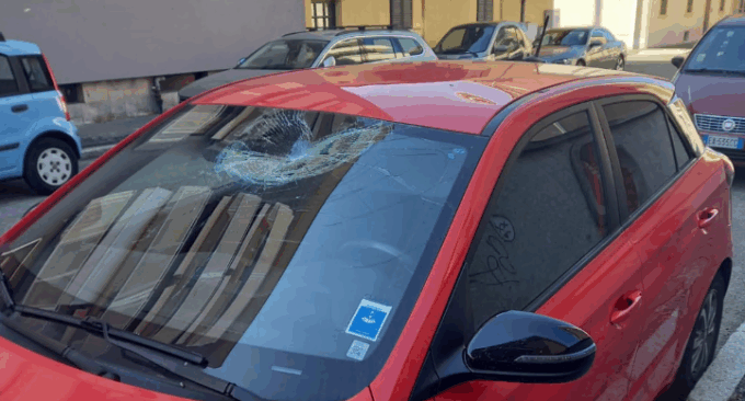 Raid vandalico in via Custodi: danneggiate le auto in sosta