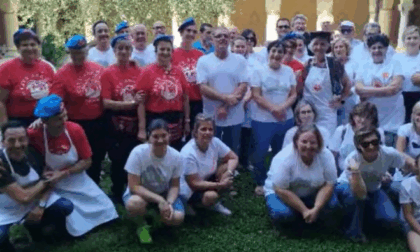 A tavola con i frati e i City Angels: ultimo pranzo della mensa prima della pausa di luglio