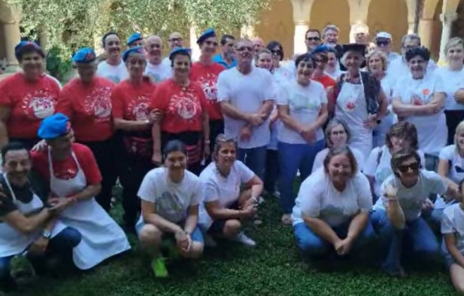 A tavola con i frati e i City Angels: ultimo pranzo della mensa prima della pausa di luglio
