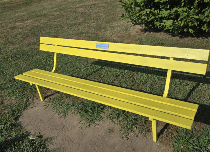 A Cressa le panchine del parco pubblico si colorano per stimolare riflessioni personali