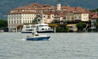 La Polizia di Stato mette in salvo tra ragazzine a bordo di un natante in panne a Verbania