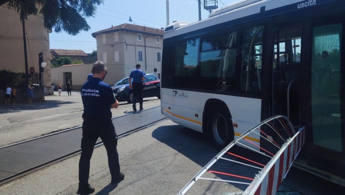 Galliate, autobus colpisce le sbarre del passaggio a livello: circolazione bloccata