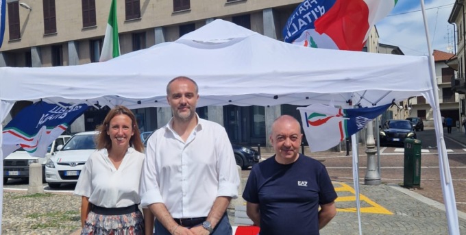 Binatti torna in piazza e parla di “tradimento” ma le critiche non si fanno attendere