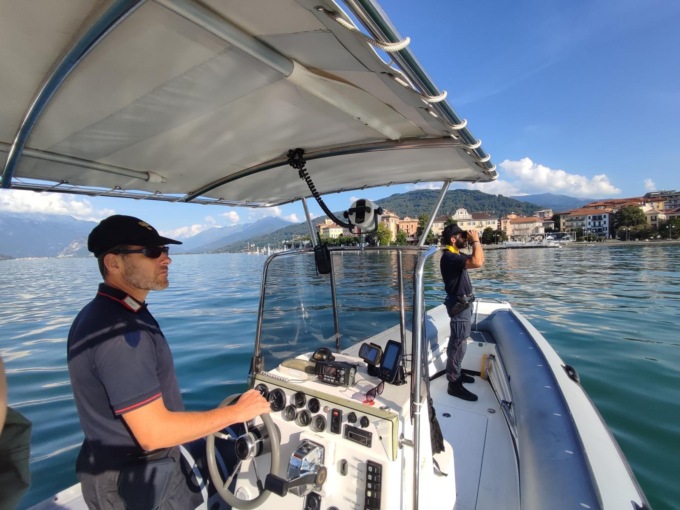 Controlli sul Lago Maggiore a Stresa: 12 imbarcazioni verificate, sanzioni per oltre 5mila euro