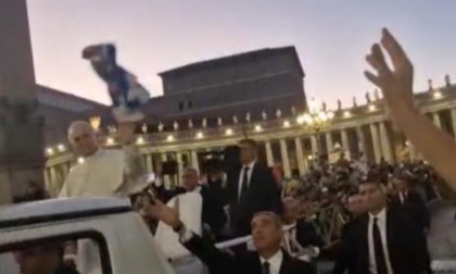 La sciarpa del Novara vola tra le mani del Papa - VIDEO