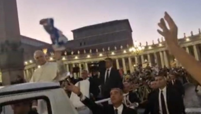 La sciarpa del Novara vola tra le mani del Papa – VIDEO