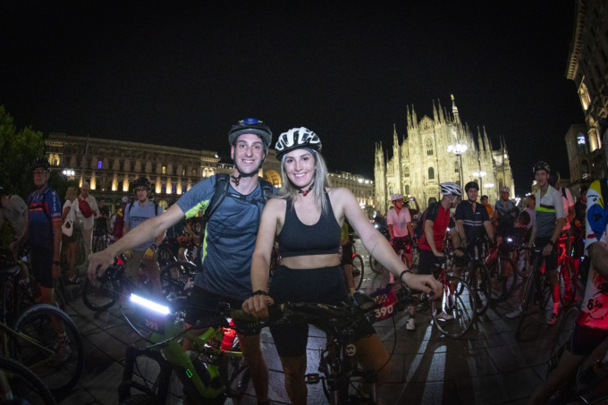 Arona si sveglia in bici: 900 ciclisti in viaggio da Milano di notte con Bike Night