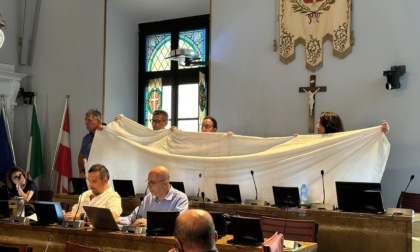 Un lenzuolo bianco per Gaza: il gesto simbolico del PD durante il Consiglio comunale