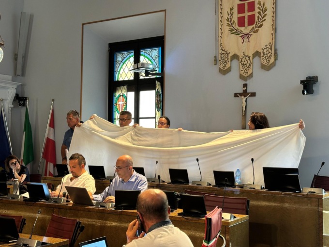 Un lenzuolo bianco per Gaza: il gesto simbolico del PD durante il Consiglio comunale