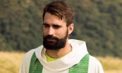 L’ultimo saluto a don Matteo tra silenzio, lacrime e domande