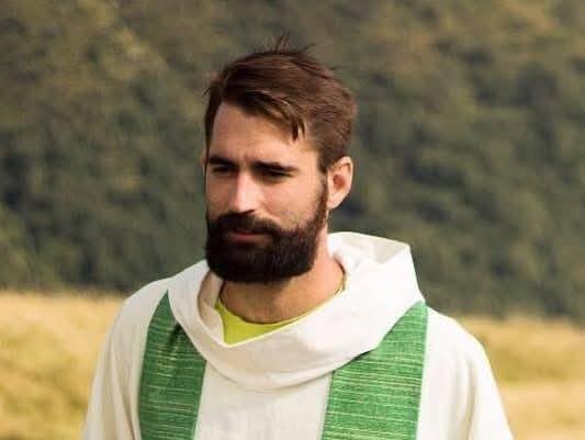 L’ultimo saluto a don Matteo tra silenzio, lacrime e domande