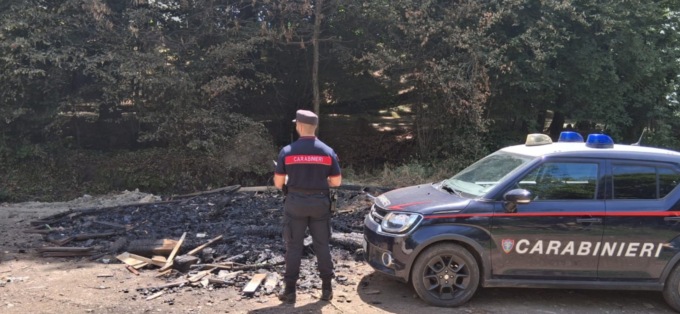 Imprenditore edile brucia rifiuti in un bosco a Nebbiuno e provoca incendio: denunciato