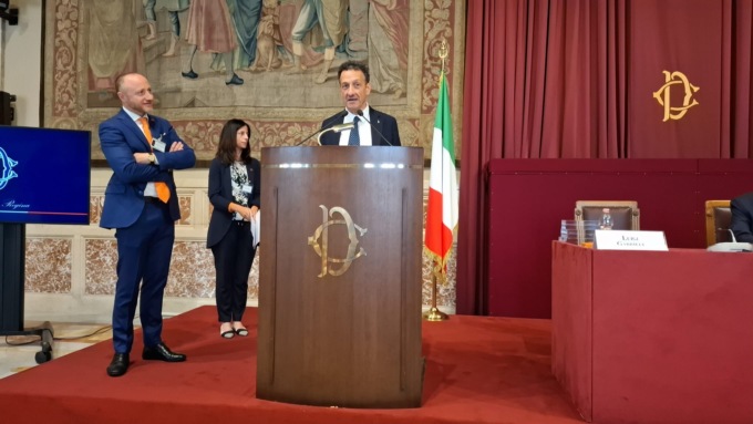 Alberto Gusmeroli riceve il premio “Onorevole Consumatore Award 2025”