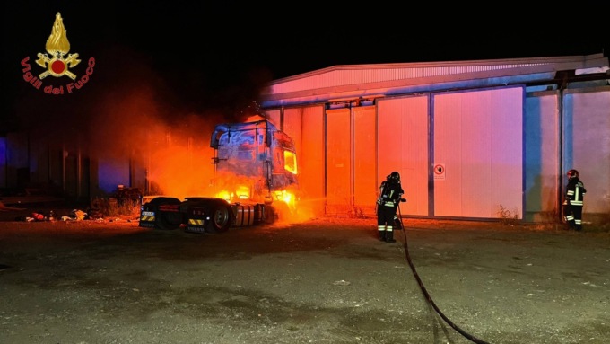 Camion a fuoco a Garbagna Novarese
