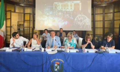 Ad Arona si pensa già al Natale: in piazza del Popolo arriveranno le bolle