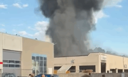 Incendio nella zona industriale di Borgomanero: a fuoco la Margarini Imballi