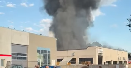 Incendio nella zona industriale di Borgomanero: a fuoco la Margarini Imballi