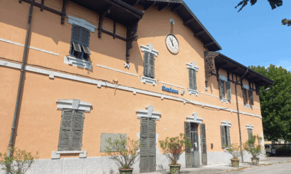 Ladri all'ex stazione di Meina: rubano i soldi per le scarpe dei bambini bisognosi