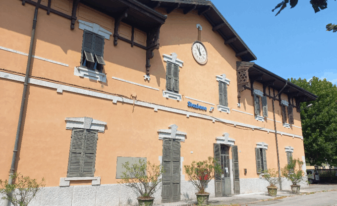 Ladri all’ex stazione di Meina: rubano i soldi per le scarpe dei bambini bisognosi