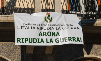 Arona ripudia la guerra ma non espone lo striscione di Emergency: polemica con Impronta Civica