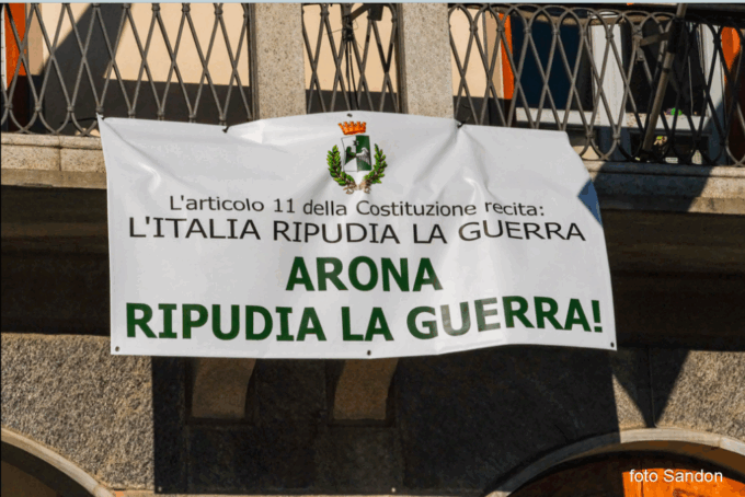 Arona ripudia la guerra ma non espone lo striscione di Emergency: polemica con Impronta Civica