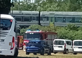 Novara: uomo travolto da un treno al passaggio a livello di via Marconi