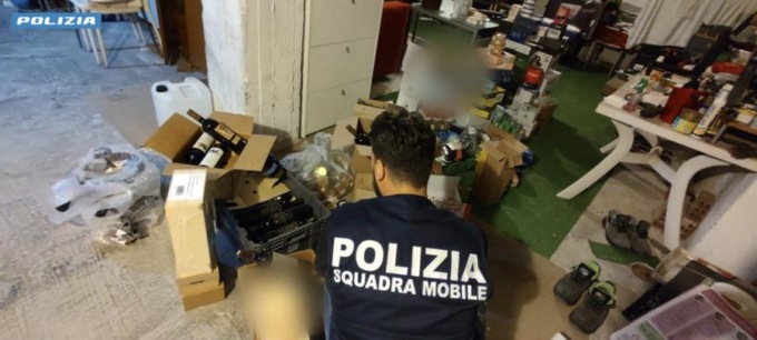 Furti all’Esselunga di Biandrate: scoperta banda interna, sequestrata merce per 50mila euro