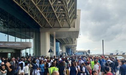 Paura a Malpensa, uomo appicca un incendio nella zona dei check-in