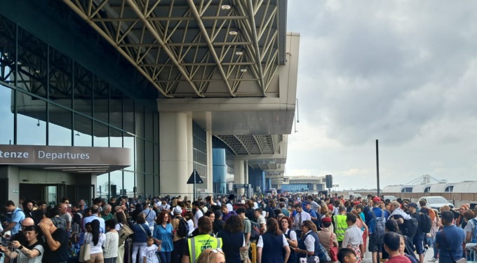 Paura a Malpensa, uomo appicca un incendio nella zona dei check-in