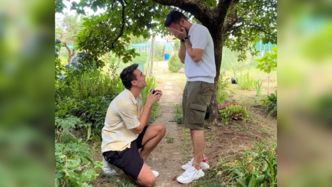 Cameri, la proposta di nozze dell’influencer Emanuele Ferrari nell’orto della bisnonna