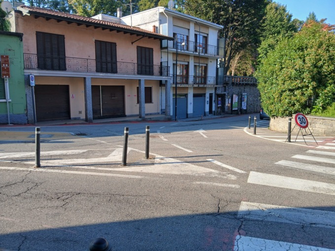 Cambia la viabilità in centro a Castelletto: senso invertito accanto al municipio