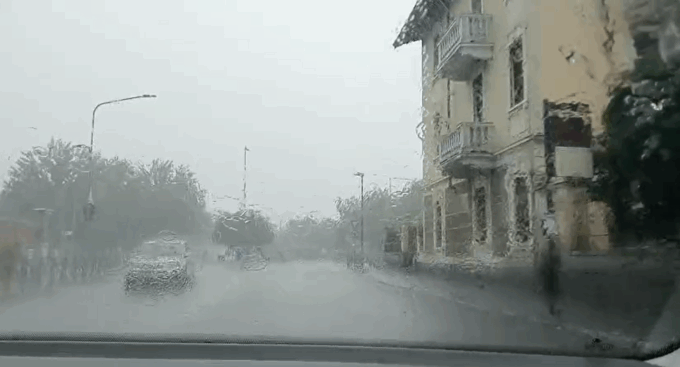 Maltempo: strade allagate a Novara e albero caduto a Nebbiuno