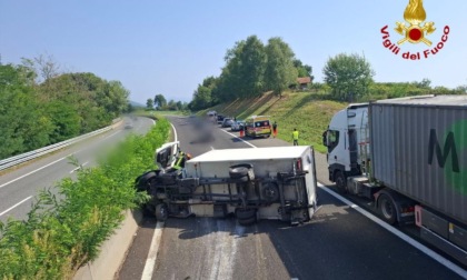 Furgone si ribalta sulla A26 e occupa l'intera carreggiata: autostrada chiusa con uscita a Meina