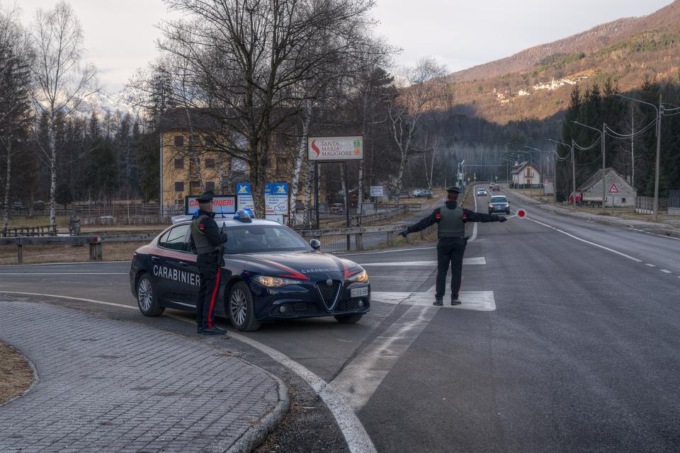 Due donne in ferie in Val Vigezzo fanno shopping con carta di credito rubata: denunciate