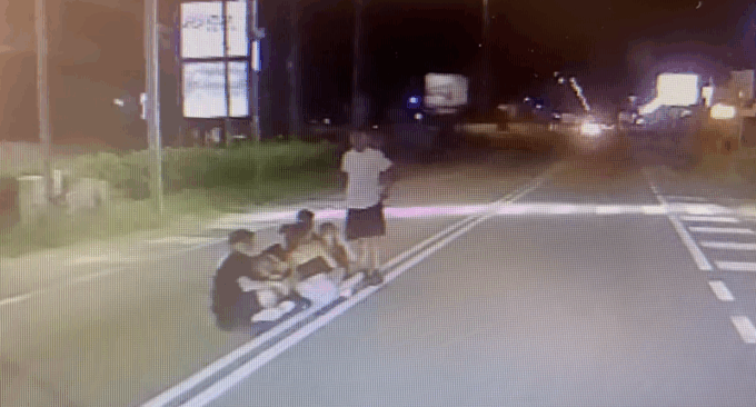 Ragazzini seduti di notte in mezzo alla Statale a Castelletto