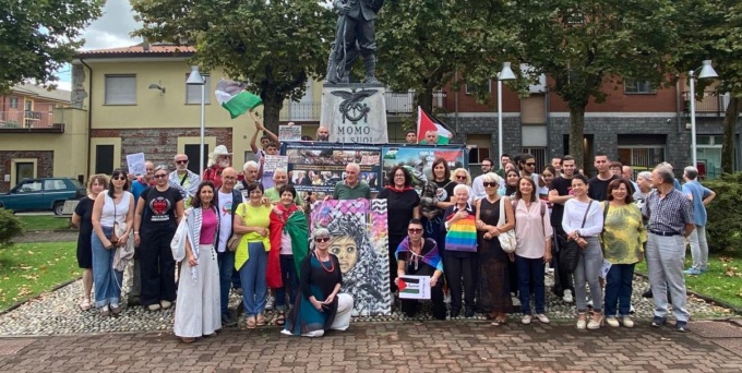 “La guerra non va in vacanza”: a Momo un flash mob letterario per la Palestina