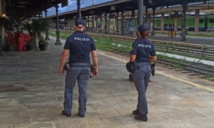 Lite nella cuccetta del treno: uomo accoltellato