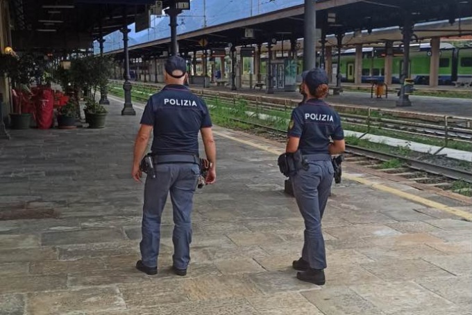 Lite nella cuccetta del treno: uomo accoltellato