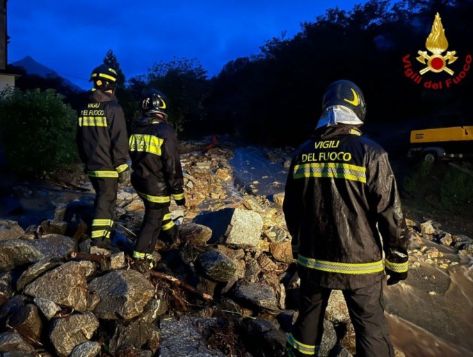 Allagamenti e strade invase da detriti a Varzo: intervengono i vigili del fuoco