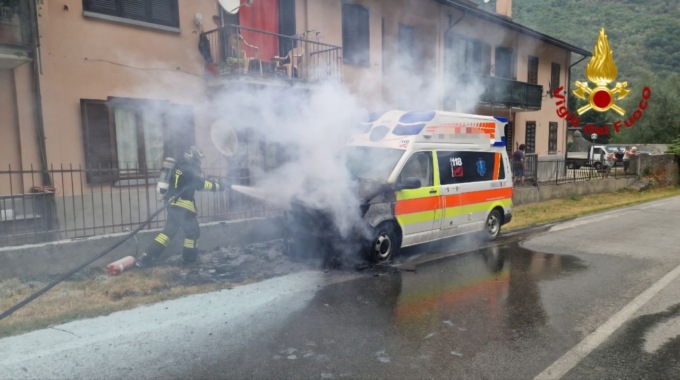 Vettura a fuoco a Varzo: intervento dei vigili del fuoco