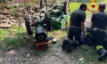 Travolto dalla sua motoagricola: vigili del fuoco lo soccorrono