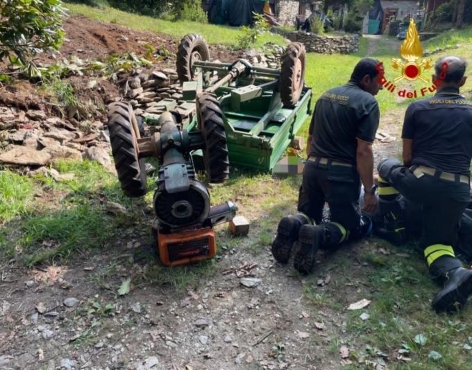 Travolto dalla sua motoagricola: vigili del fuoco lo soccorrono