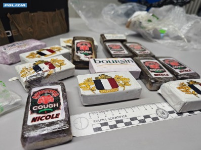 Novara, coppia trovata con 1,4 kg di hashish e una serra in casa: arrestato il marito