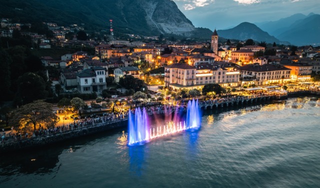 Grande successo per lo spettacolo di luci e fontane sul Lago Maggiore