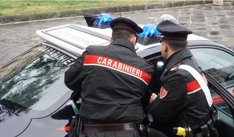 Carabiniere fuori servizio blocca rapinatore al Centro Commerciale San Martino