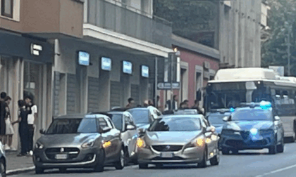 Novara, 30 giovani senza biglietto bloccano il bus