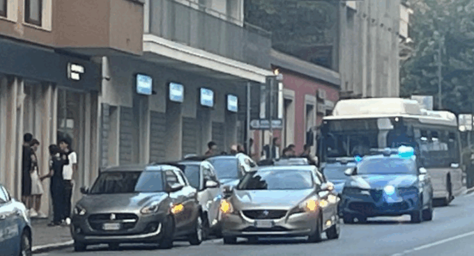 Novara, 30 giovani senza biglietto bloccano il bus