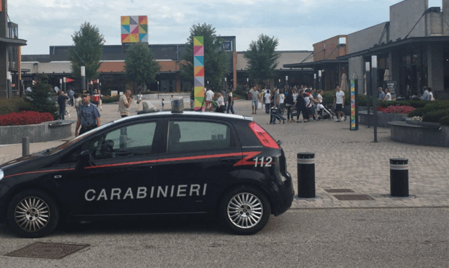 Guarda giurata ferita da un ladro in fuga